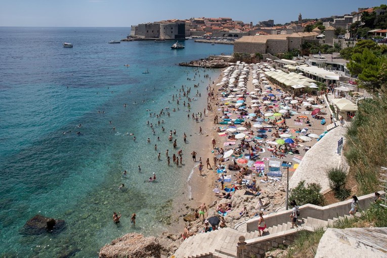 Nije gužva samo u Baškoj Vodi: Ovako izgleda plaža u Dubrovniku