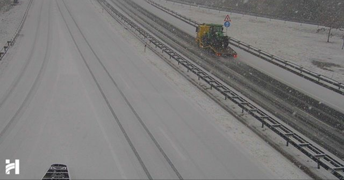 Kolnici mokri i skliski, u unutrašnjosti i gorju mjestimice snijeg. Prometna na A1