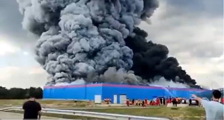VIDEO Veliki požar u skladištu u Moskvi