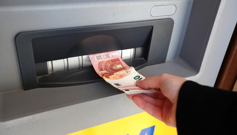 Evo kolike su naknade za podizanje gotovine na bankomatima drugih banaka