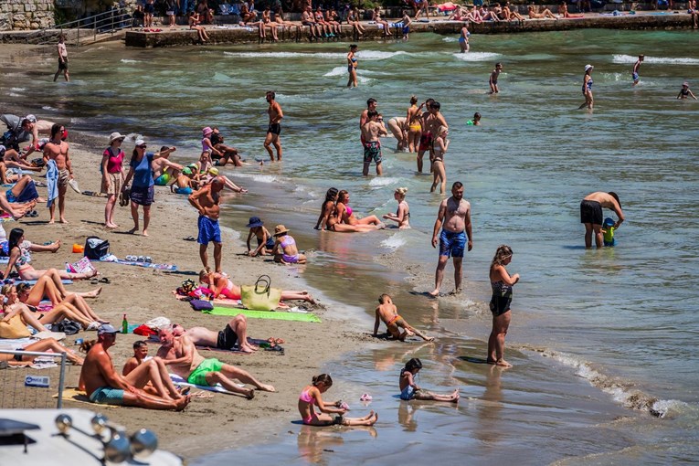 Maloljetnik na Bačvicama krao ruksake i torbice, šteta oko 10 tisuća eura