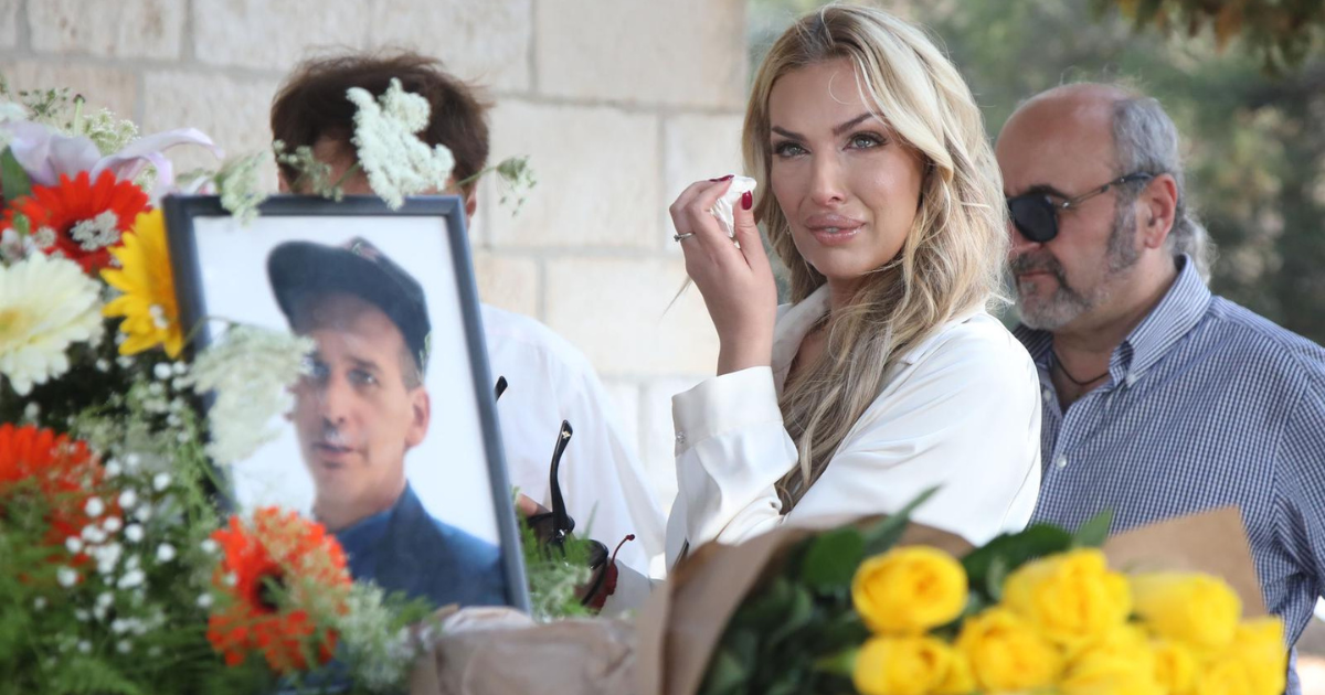 Ava Karabatić se u suzama oprostila od oca, na sprovodu ljubila njegovu fotografiju