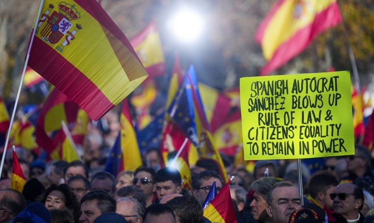 Deseci tisuća ljudi prosvjeduju u Madridu zbog sporazuma s Kataloncima