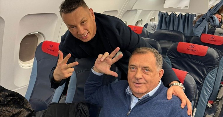 Dodik otputovao u Rusiju, slikao se u avionu s podignuta tri prsta