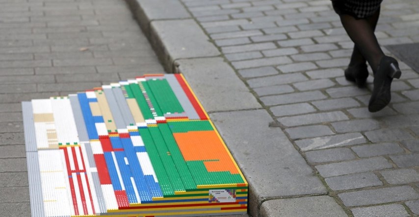 Ukradena LEGO rampa ispred knjižnice u Zagrebu. Služila je osobama s invaliditetom