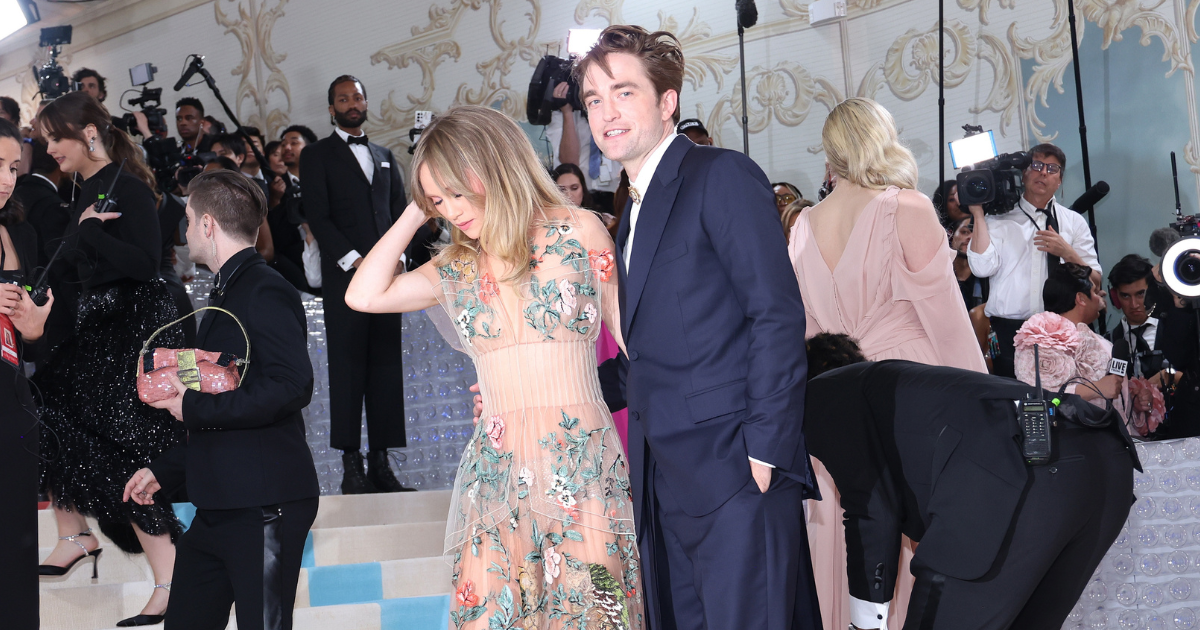 Robert Pattinson i Suki Waterhouse su zaručeni