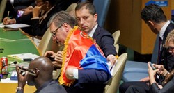 Kako je nastala slika patetičnog Vučića sa zastavom? Žena koja ga je slikala se smije