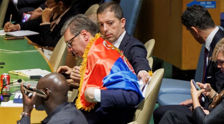 Kako je nastala slika patetičnog Vučića sa zastavom? Žena koja ga je slikala se smije