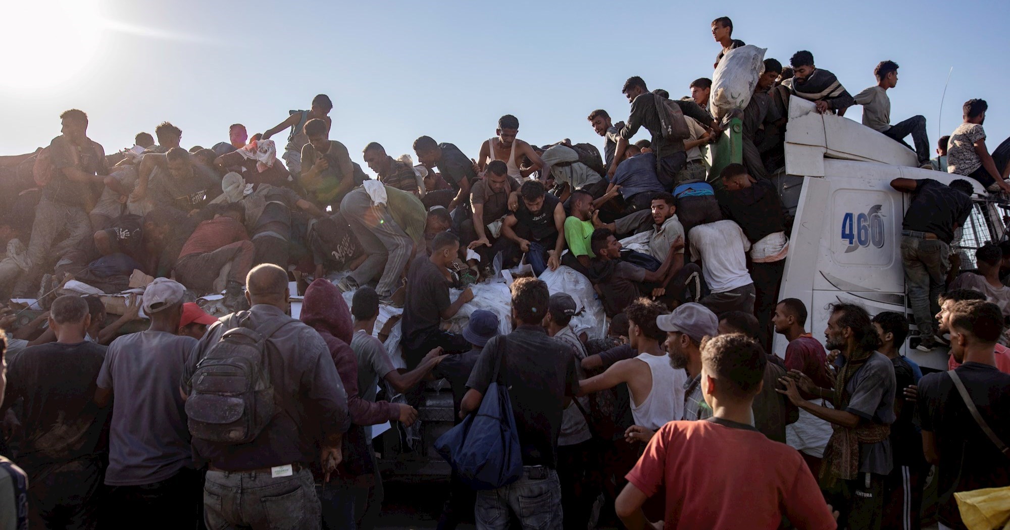 U Gazi se prevrnuo kamion s hranom, pao na ljude. Najmanje je 20 mrtvih