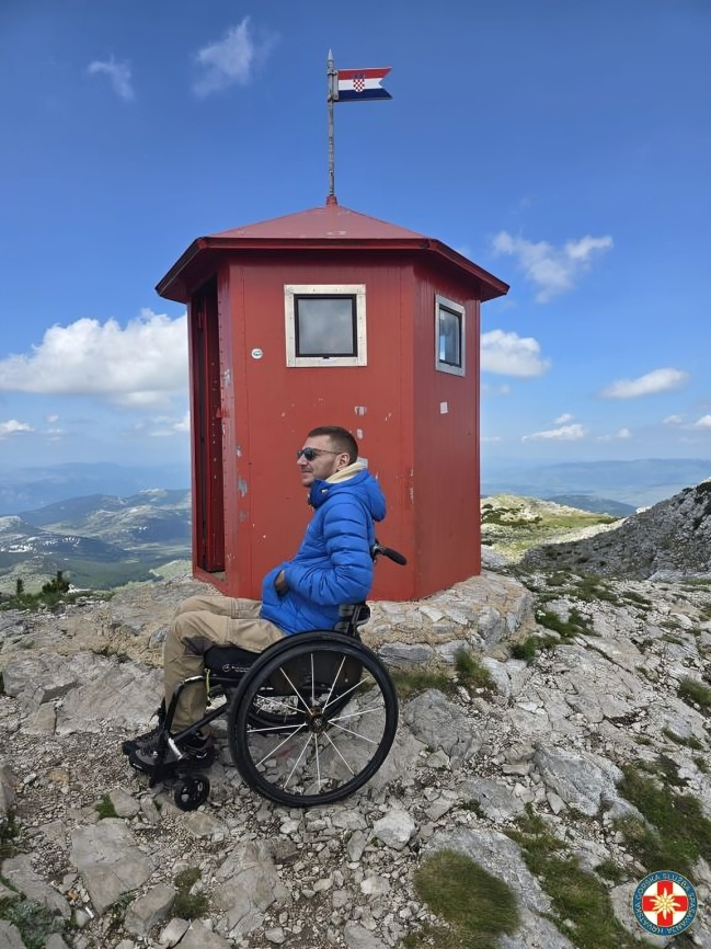 Slaven se uz pomoć HGSS-a i planinara popeo u kolicima na najviši vrh Hrvatske