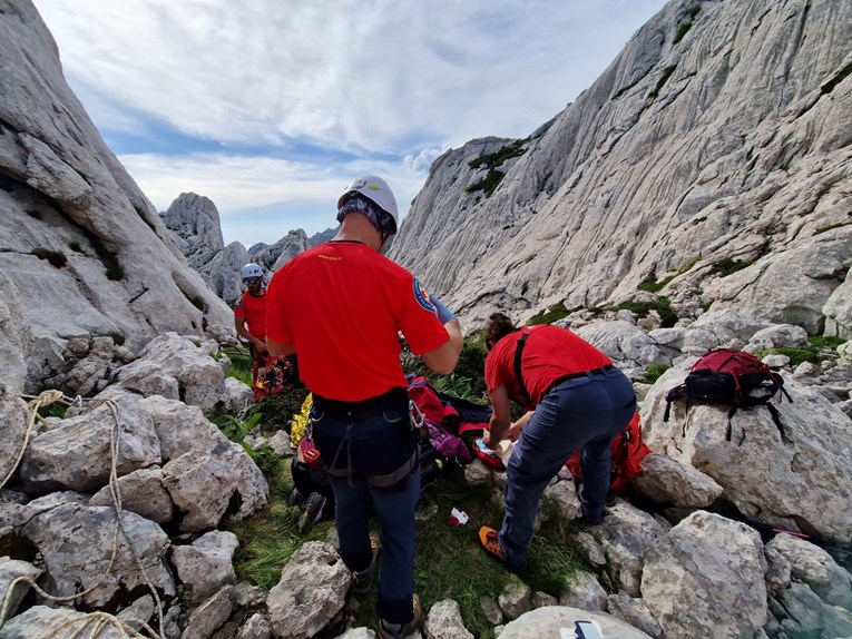 FOTO Spašen penjač koji je pao s pet, šest metara visine na Velebitu