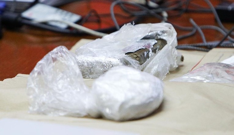 Muškarac kod Zadra uhvaćen s drogom, u autu imao 144 grama kokaina