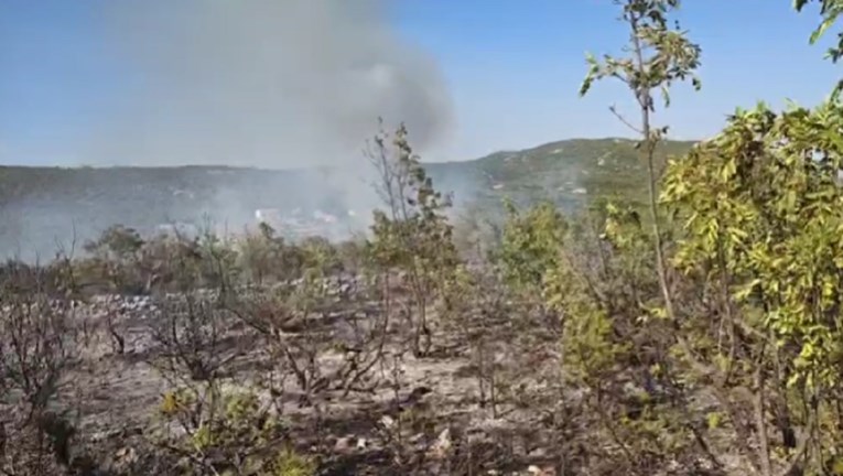 VIDEO Lokaliziran požar u Zagori. Izbio novi na Kamešnici, uz granicu s Hrvatskom