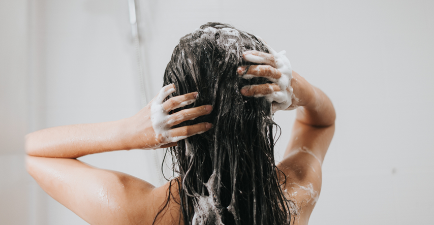 Ovaj šampon ima mnoštvo pozitivnih recenzija, kupci kažu da oživljava oštećenu kosu