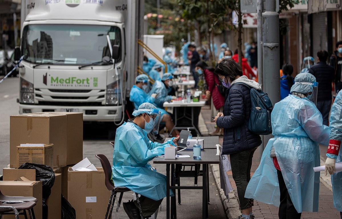 Hong Kong zbog novog vala zaraze prvi put uvodi karantenu