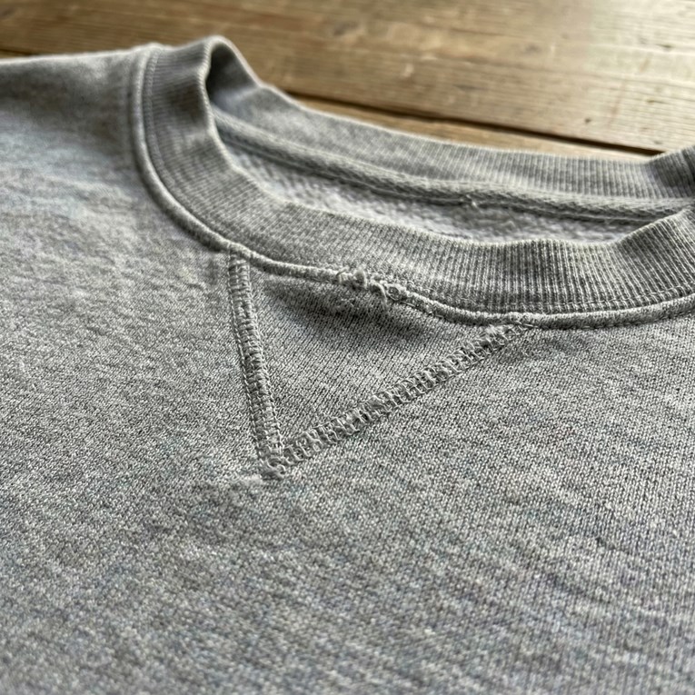 Znate li zašto neke majice imaju onaj trokut ispod ovratnika?