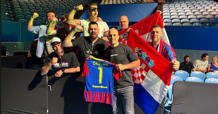 FOTO Navijači Hajduka dočekali Erslana u Australiji. Pozirao je s dresom