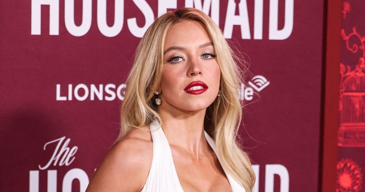 Sydney Sweeney zablistala u bijeloj dekoltiranoj haljini na premijeri novog trilera