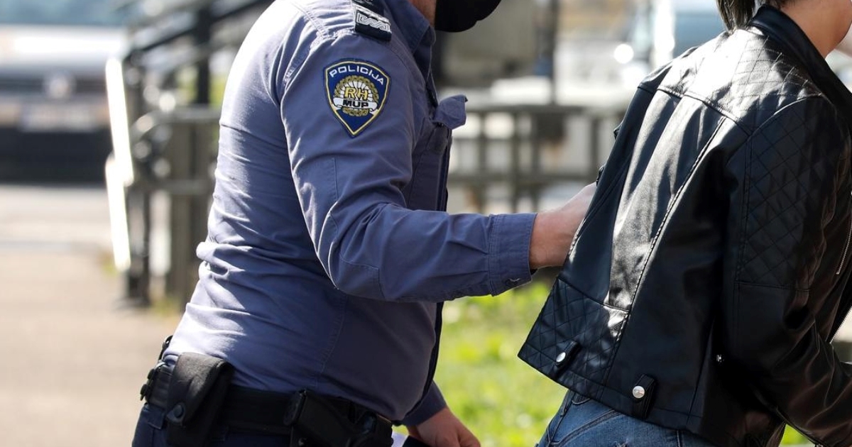 Obećala 55-godišnjaku da će se udati ako joj kupi mobitele. Sada joj prijeti zatvor