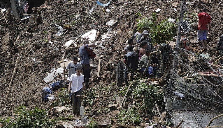 U odronima u Rio de Janeiru poginulo osam osoba, šest iz iste obitelji