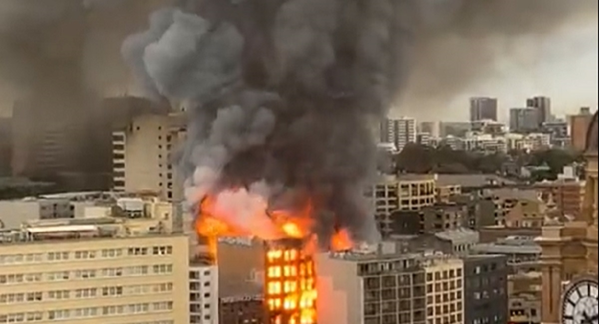 Veliki požar u Sydneyju, dizao se gusti dim. Zgrada se počela urušavati