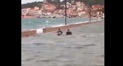 "Udarila južina u glavu": Dva lika u Dalmaciji ne daju da im poplava pokvari dan