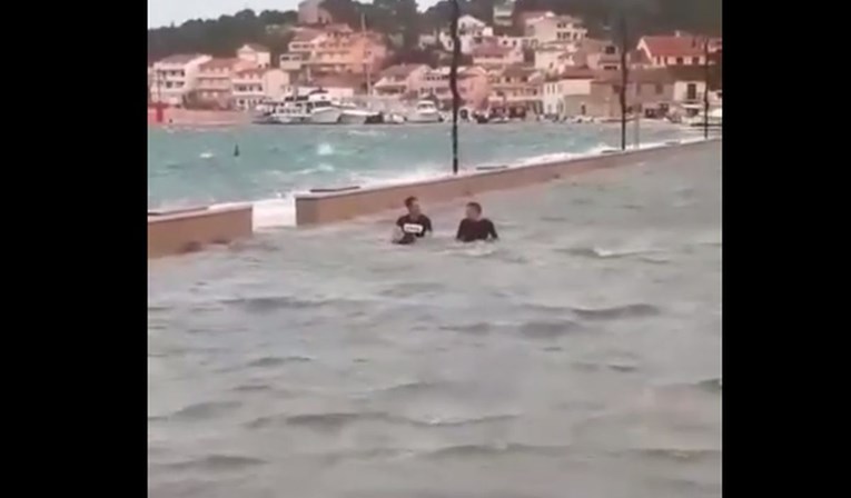 "Udarila južina u glavu": Dva lika u Dalmaciji ne daju da im poplava pokvari dan