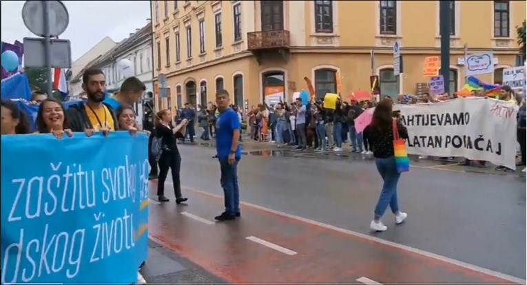 VIDEO U Sisku se održava Hod za život, okupili se brojni kontraprosvjednici