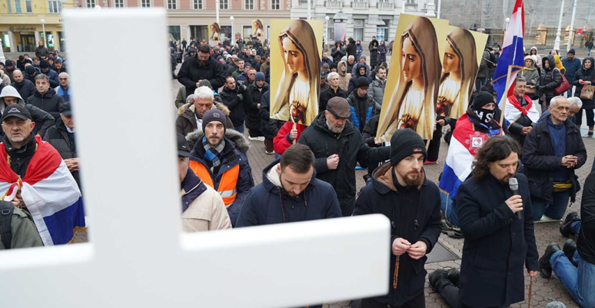 Katolibanski radikali klečali u Zagrebu. Batarelo: Napadaju nas woke sekularisti