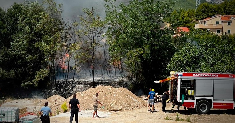 FOTO Izgorio maslinik u Solinu, požar prijetio kućama. Sada je pod kontrolom