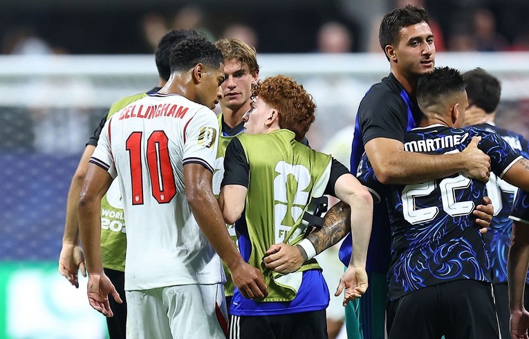 Bellingham s leđa ošamario igrača Argentine dok je slavio