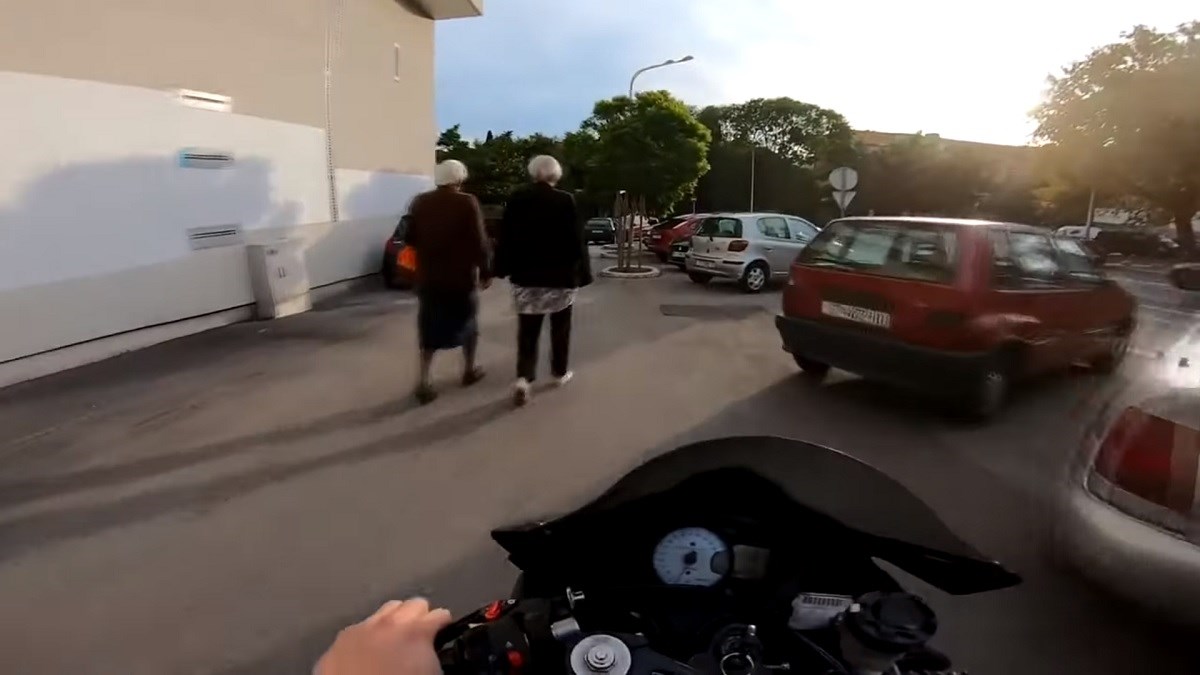 Mladić se snimao kako divlja motorom po Splitu: Juri, ide kroz crveno...