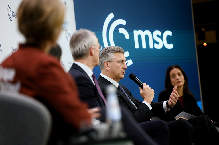 Plenković: Danas nitko ne kupuje novine, ne sluša radio niti gleda televiziju