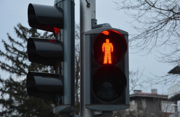 U Zagrebu postavljen semafor koji upozorava pješake koji bulje u mobitele