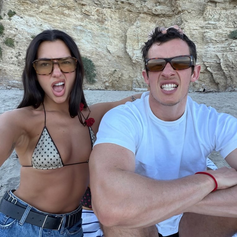 Trend točkica stigao je i na plažu. Dua Lipa pokazala razigrani bikini