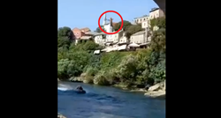 VIDEO Skakao sa Starog mosta u Mostaru, ispod jurio gumenjak. Ljudi panično vikali