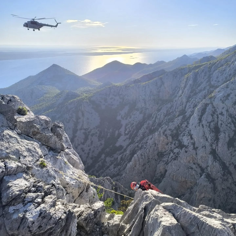FOTO Dramatična akcija na najvišoj stijeni na Velebitu. Spašen ozlijeđeni planinar
