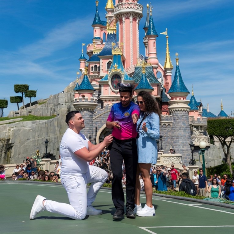 Zaposlenik Disney Worlda prekinuo prosidbu, uzeo paru prsten