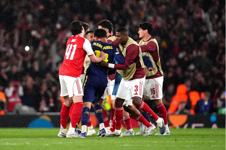 Pogledajte ispade Atleticove zvijezde. Gazio je i nasrtao na igrače Arsenala