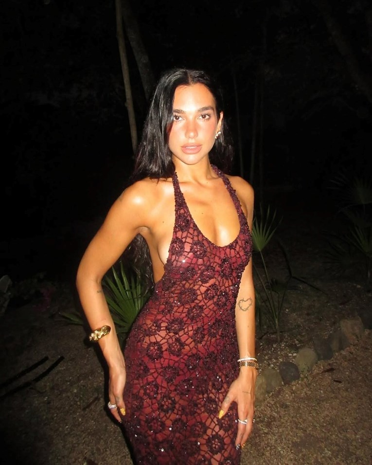 Ispod je nosila samo tange: Dua Lipa oduševila u prozirnoj haljini za 30. rođendan