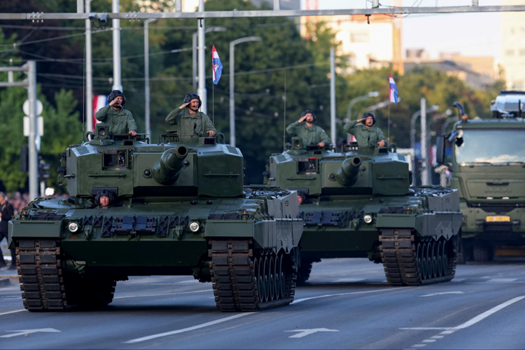 Skoro 2 milijarde eura za oružje. Stižu Leopardi, haubice i protudronski sustavi