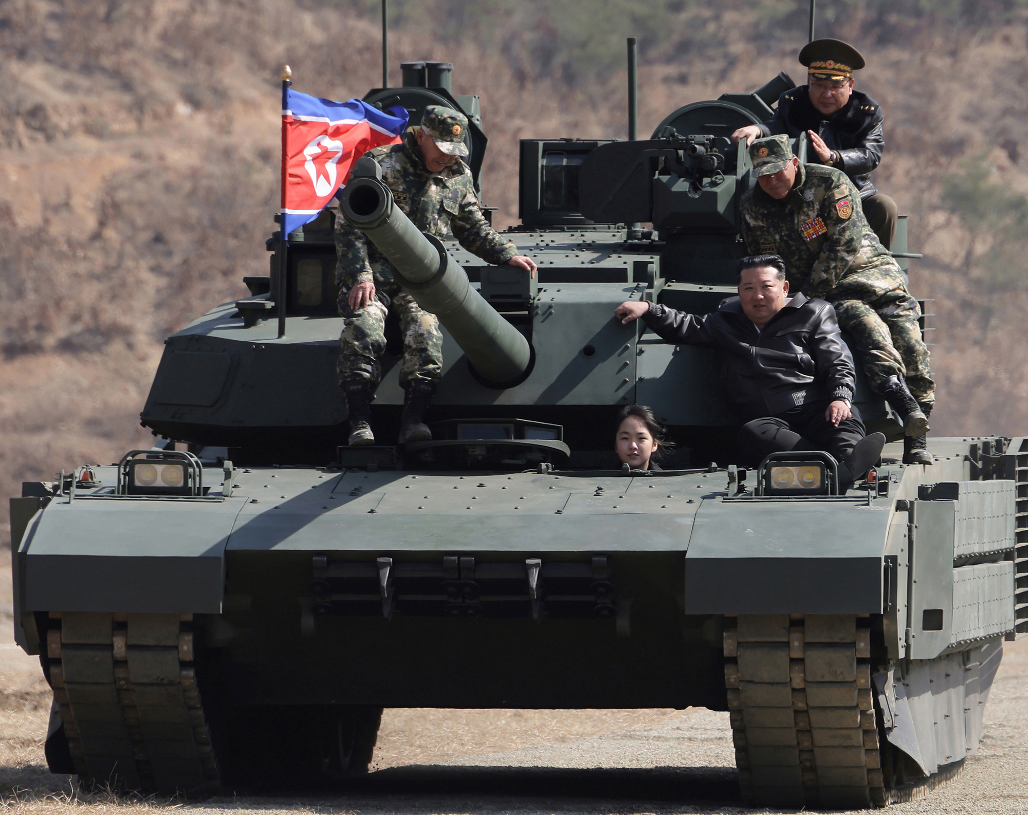 FOTO Kći tinejdžerica Kim Jong Una vozila tenk