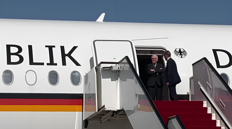 Njemački predsjednik pola sata na vratima aviona čekao da ga netko primi