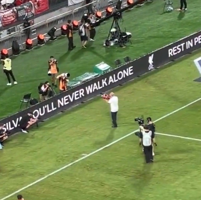 Kenny Dalglish položio vijenac za Dioga Jotu ispred navijača Liverpoola