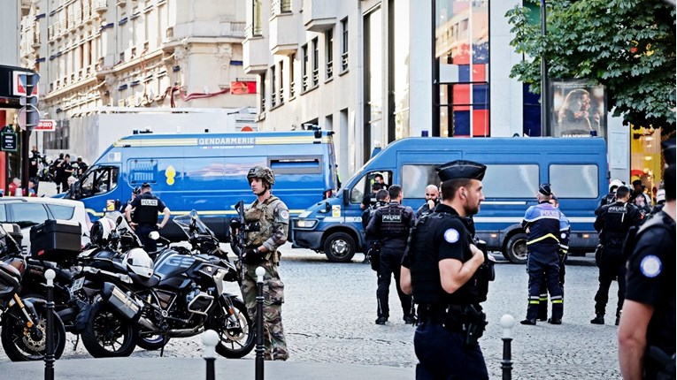 Novi incident u Parizu. Nožem napao policajca i teško ga ozlijedio