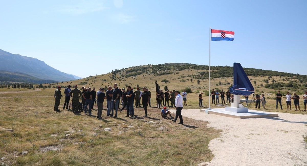 Otkriveno spomen-obilježje 4. gardijskoj brigadi Pauci na Crvenoj zemlji kod Knina