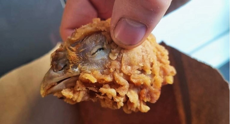 Naručila KFC pileća krilca, a u kutiji ju dočekala kokošja glava s kljunom