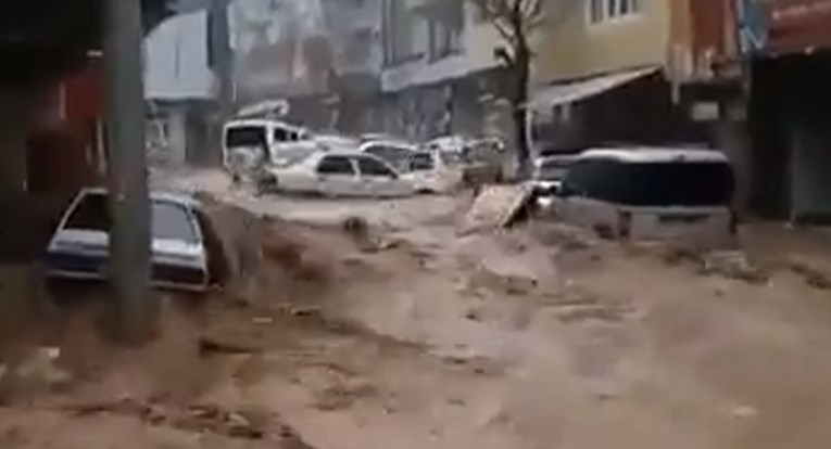 Nakon potresa jugoistok Turske pogodile velike poplave. Pogledajte snimke