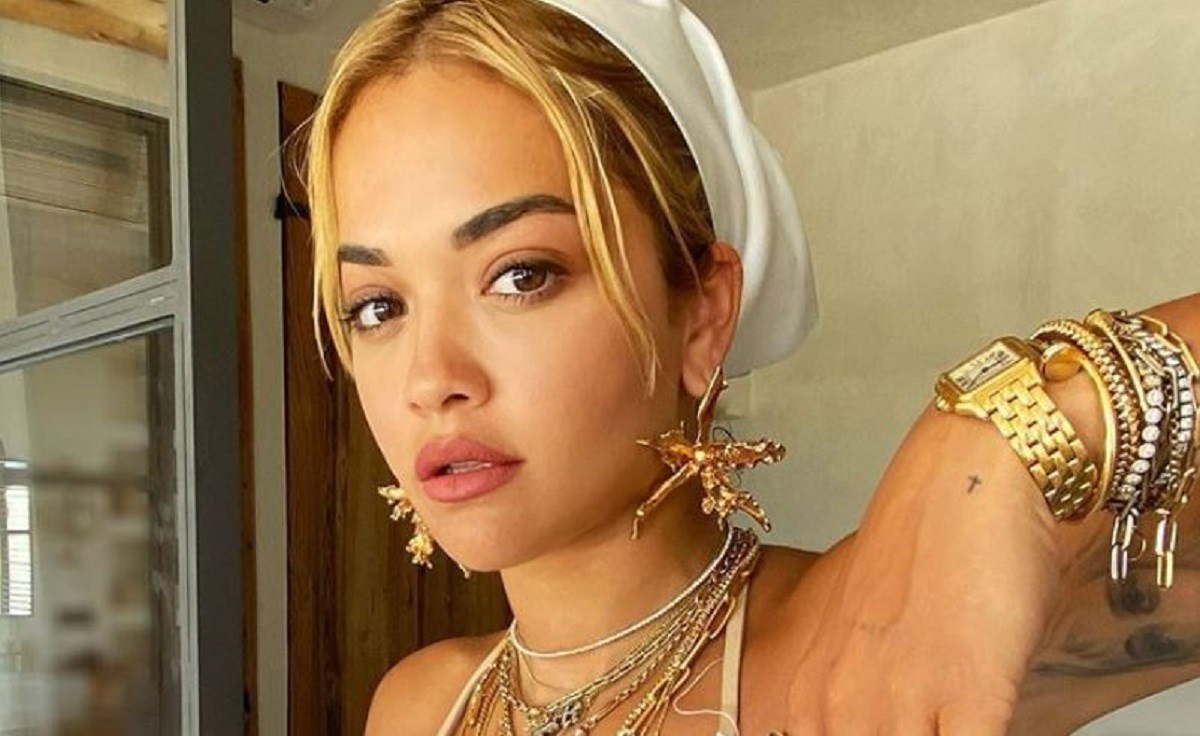 Otkrili da su roditelji Rite Ore bijelci pa je optužili za pretvaranje da je crna