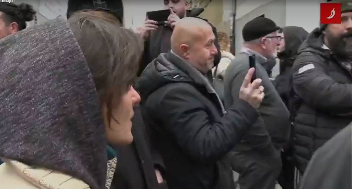 VIDEO Prosvjednica vikala na interventne policajce: "Imate li vi djecu?"